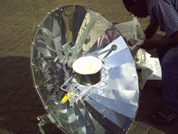 Eine-Welt-Markt 2005, Solarkocher Eine-Welt-Markt 2005, Solarkocher